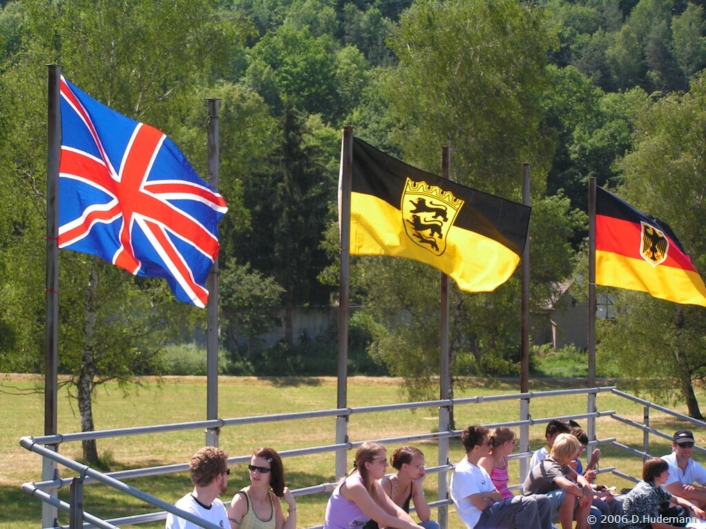 Fahnen auf dem Hawks-Spielfeld beim Länderspiel (2006)