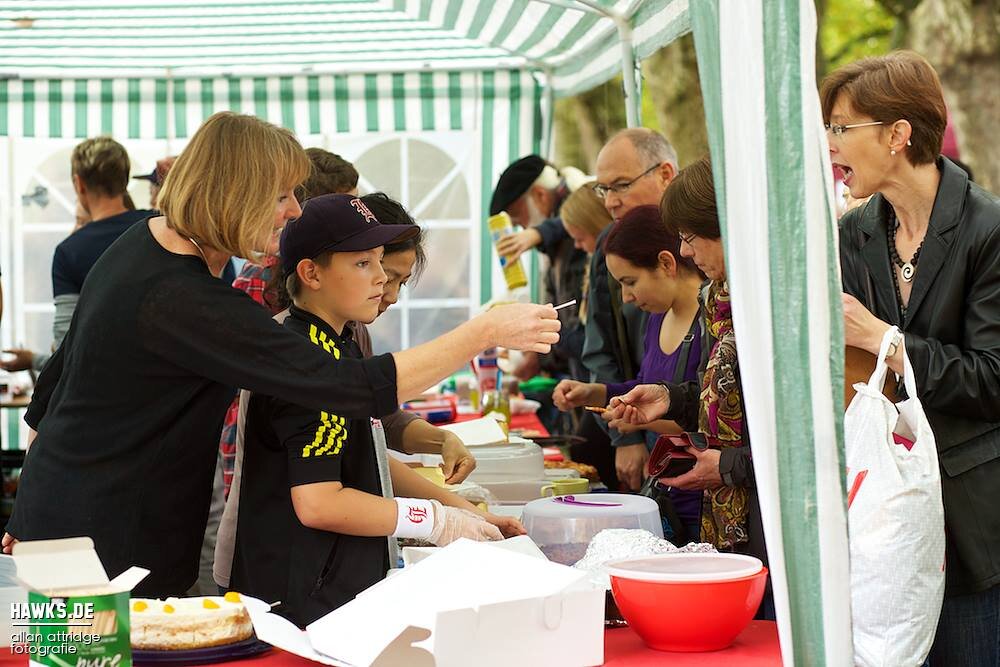 Reger Betrieb am Vereinsstand bei einem Vereinsevent