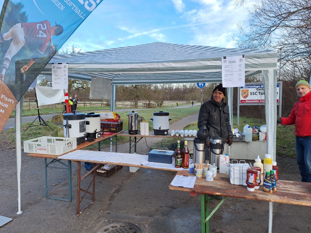 Vereinsmitglieder am Getränkestand
