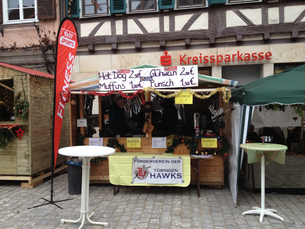 Hawks-Stand auf dem Tübinger Weihnachtsmarkt (Übersicht)