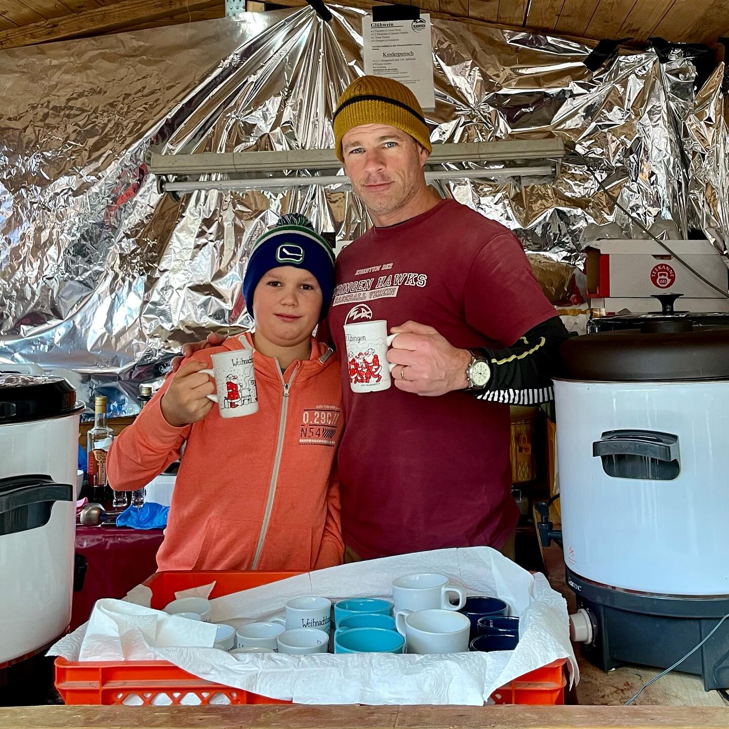 Vater und Sohn am Hawks-Stand auf dem Weihnachtsmarkt