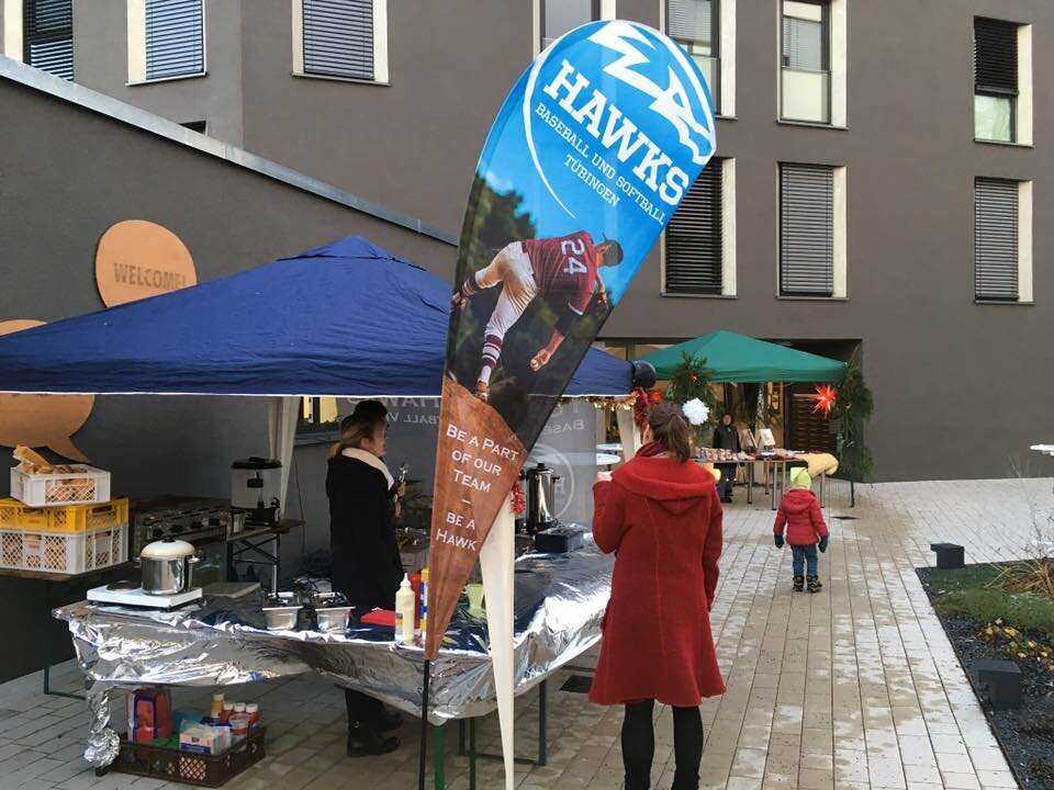 Hawks-Stand auf dem Weihnachtsmarkt mit Vereinsfahne